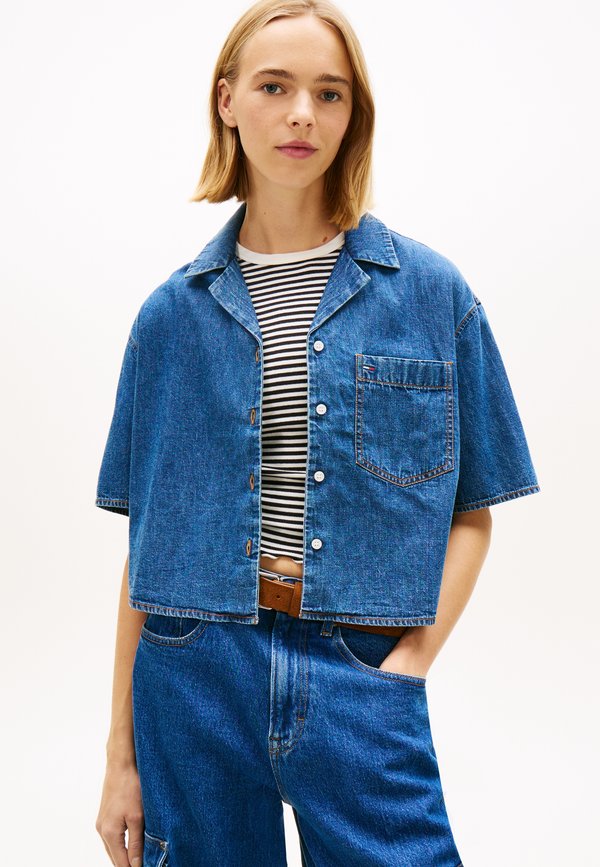 Tommy Jeans RELAXED FIT CHAMBRAY CROPPED SHIRT