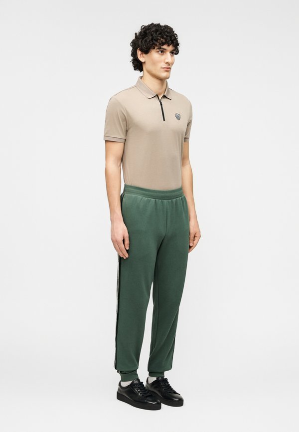 EA7 Emporio Armani TRAIN LOGO SERIES