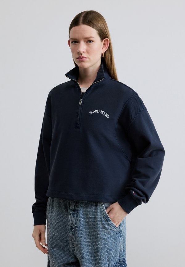 Tommy Jeans LOGO EMBROIDERY RELAXED QUARTER-ZIP SWEATSHIRT