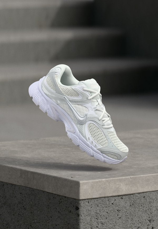 Nike Sportswear V5 RNR - Trainers - white/black/metallilc silver-coloured