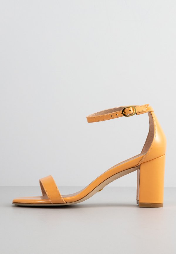 Stuart Weitzman NUDISTCURVE