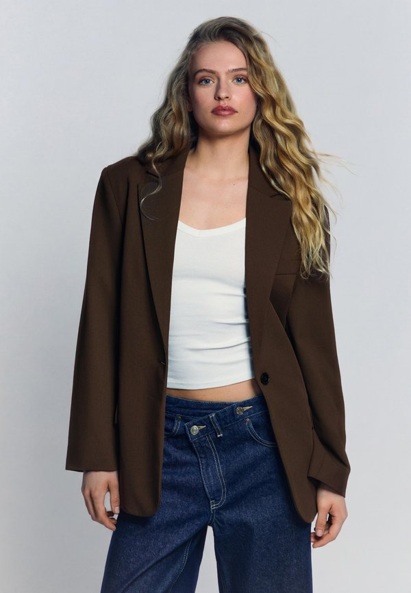 Bershka WITH BACK BUCKLE  - Blazer - dark brown