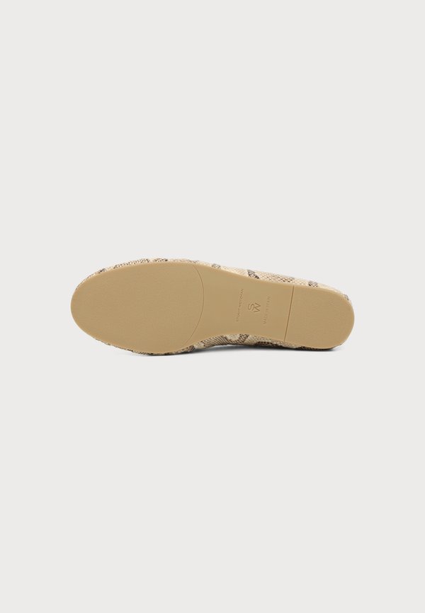Stuart Weitzman BRITT BOW LOAFER
