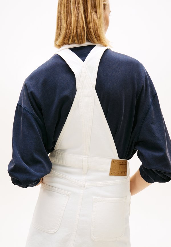 Tommy Jeans LOGO POCKET MINI DENIM DUNGAREE DRESS
