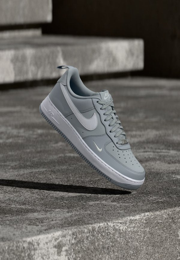 Nike Sportswear AIR FORCE 1 07 ESS+ - Trainers - wolf grey/white
