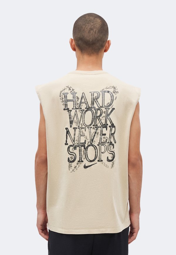 Nike Performance TEE TRAIN - Print T-shirt - desert khaki