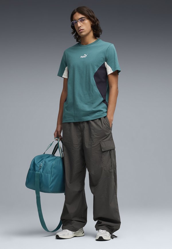 Puma ESSENTIALS BLOCK T-SHIRT - Print T-shirt - emerald ice