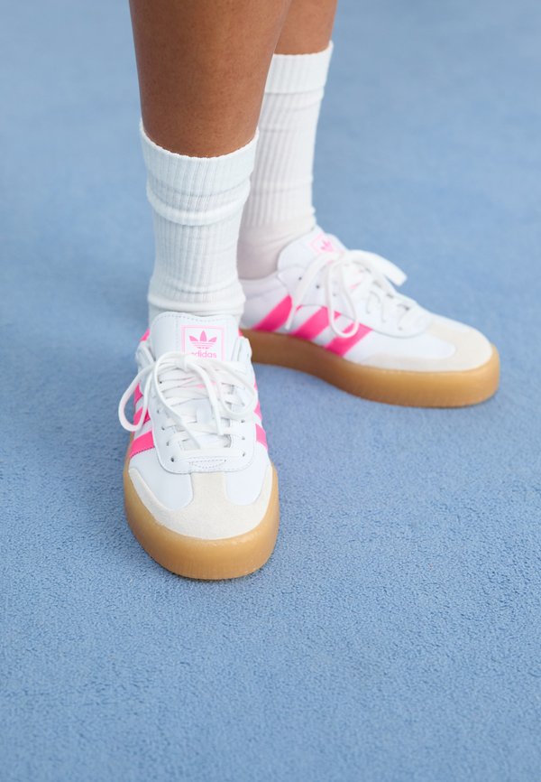adidas Originals SAMBAE W - Trainers - white/off white/lucid pink