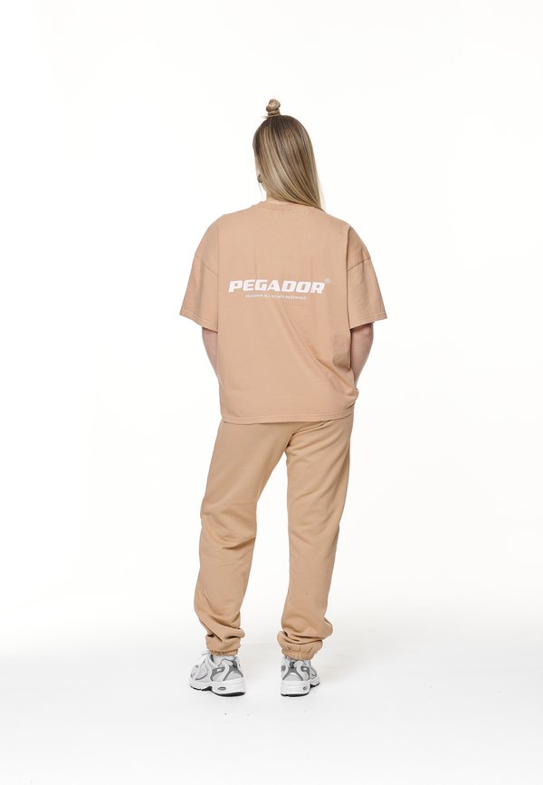 Pegador ARENDAL LOGO HEAVY OVERSIZED TEE