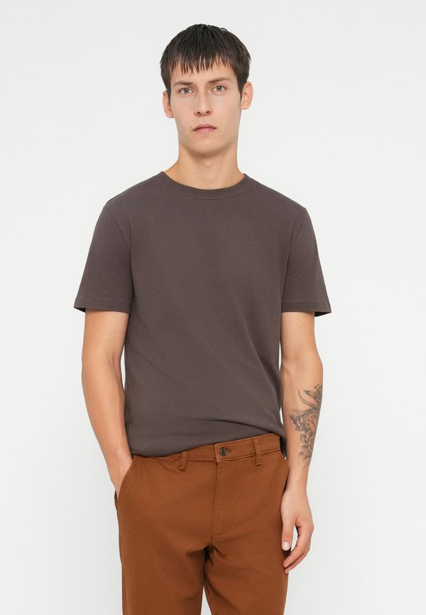 GAP ESSENTIAL SLIM FIT