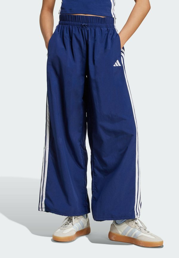 adidas Sportswear ESSENTIALS 3 STRIPES LIFESTYLE WOVEN PARACHUTE - Tracksuit bottoms - dark blue white