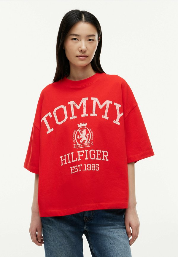 Tommy Hilfiger TOMMY HILFIGER CREST RELAXED OVERSIZED T-SHIRT - Print T-shirt - fire red
