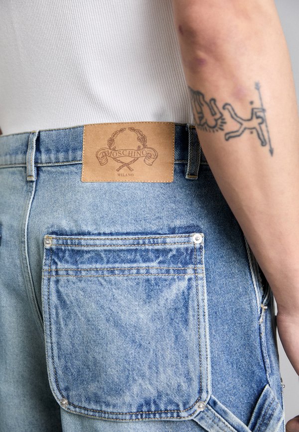 MOSCHINO LAUREL CROWN EMBLEM
