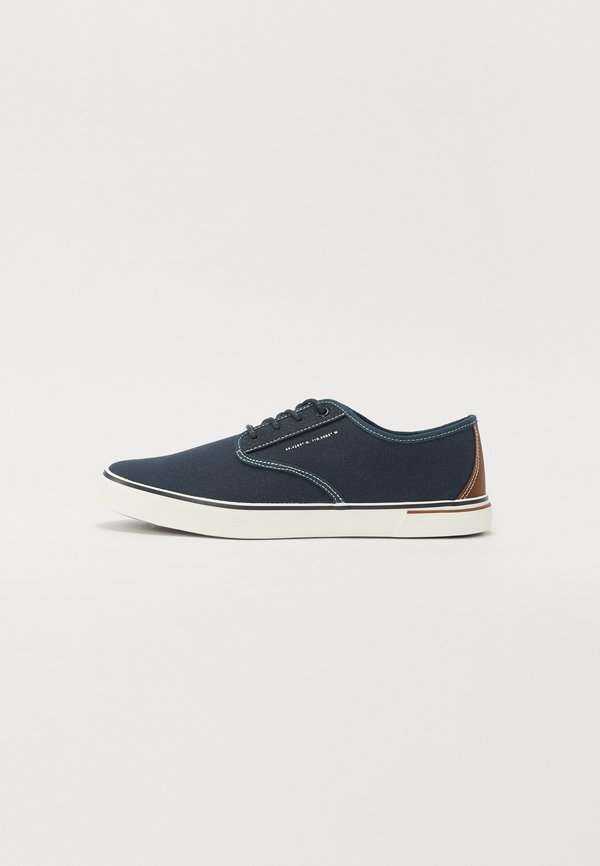 Pier One by Zalando