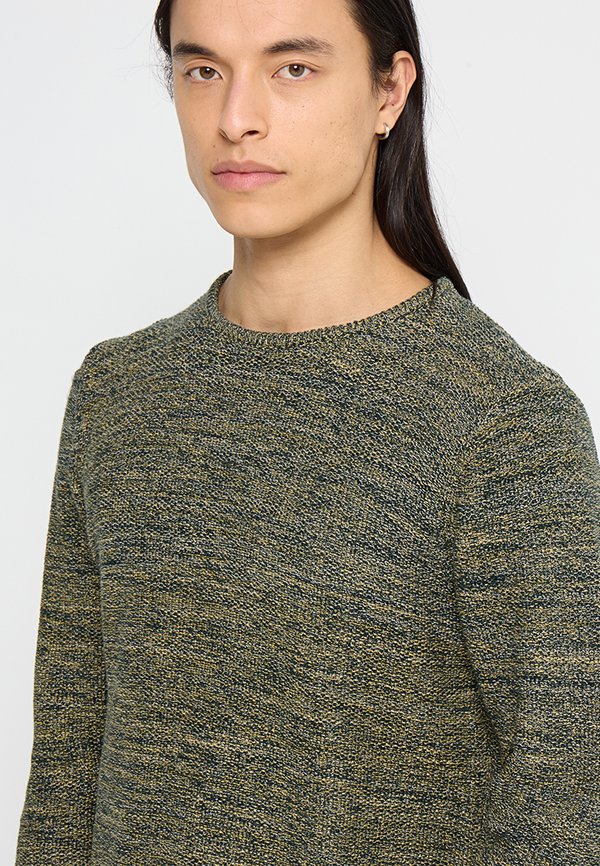 REVOLUTION REGULAR FIT