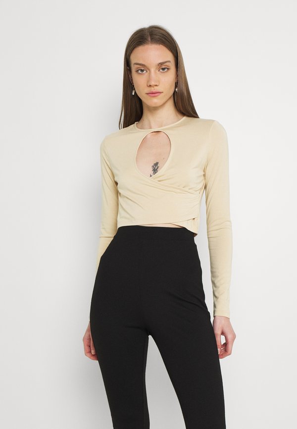 NA-KD KEYHOLE CROPPED
