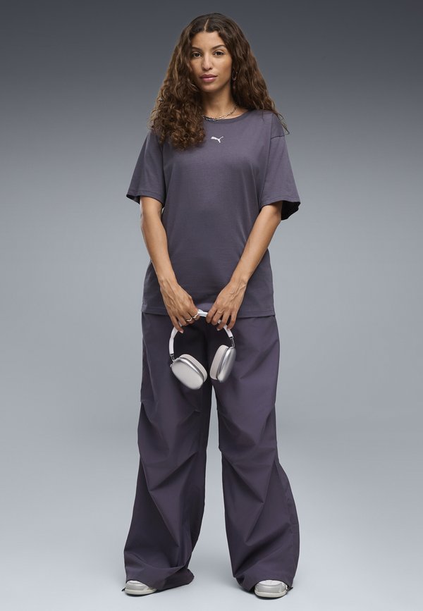 Puma RELAXED FIT - Basic T-shirt - inky depths