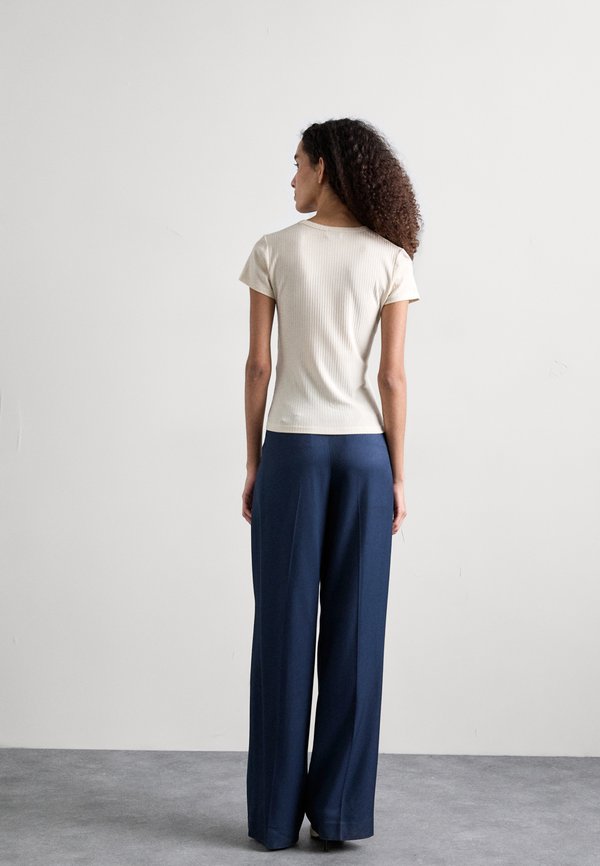 Filippa K HIGH V NECK TEE