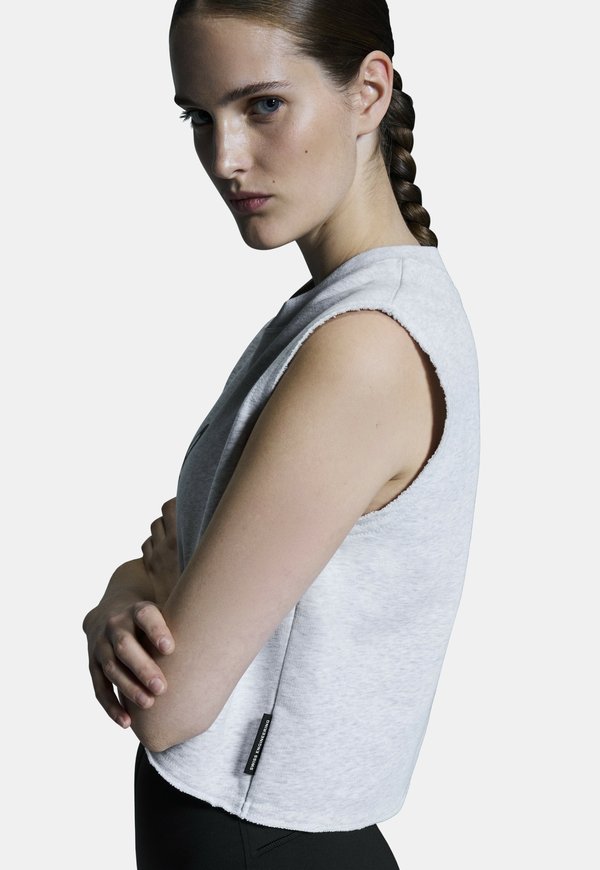 On CLUB CREW CROP