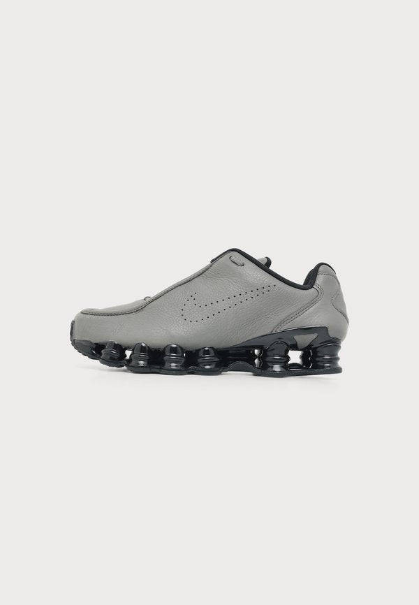 Nike Sportswear SHOX RAW EDGE UNISEX - Trainers - flat pewter/flat pewter/black