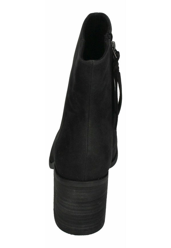 TOMS  EVELYN