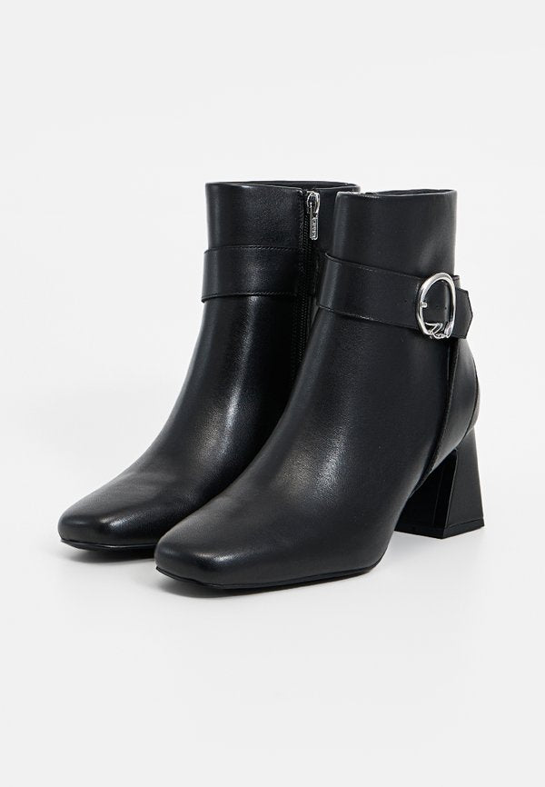 KARL LAGERFELD BEATA