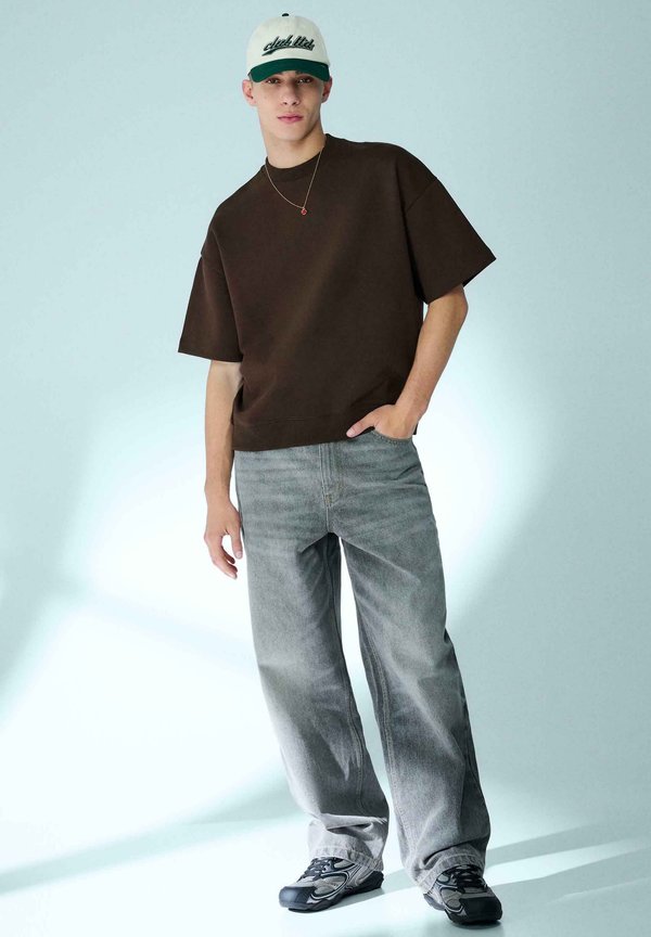 Bershka OVERSIZE - Basic T-shirt - brown