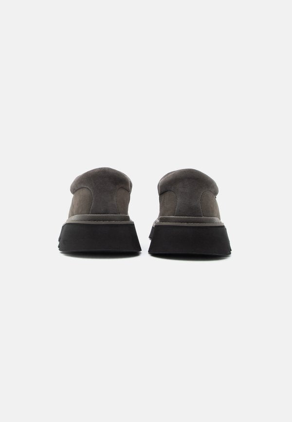 UGG TASMAN LUG EMBOSSED