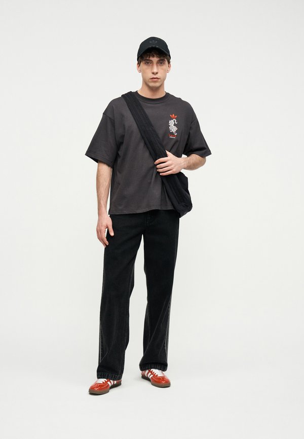 adidas Originals TIGER TEE UNISEX - Print T-shirt - utility black