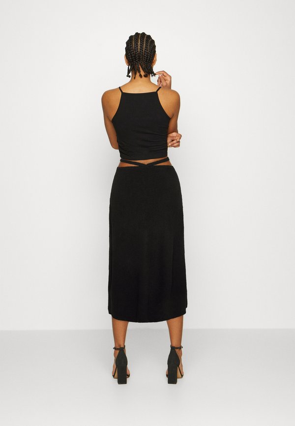 NA-KD ROMEE STRIJD DETAILED SKIRT