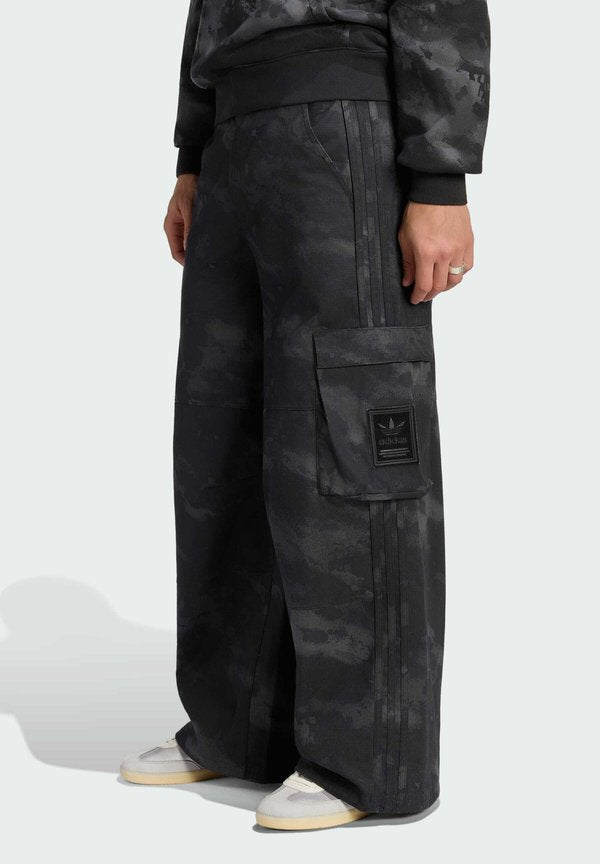 adidas Originals ADIDAS ORIGINALS CAMO PANTS - Cargo trousers - black