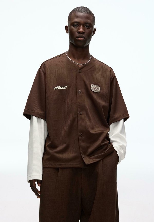 Bershka DOUBLE SLEEVE EMBROIDERED - Zip-up sweatshirt - brown