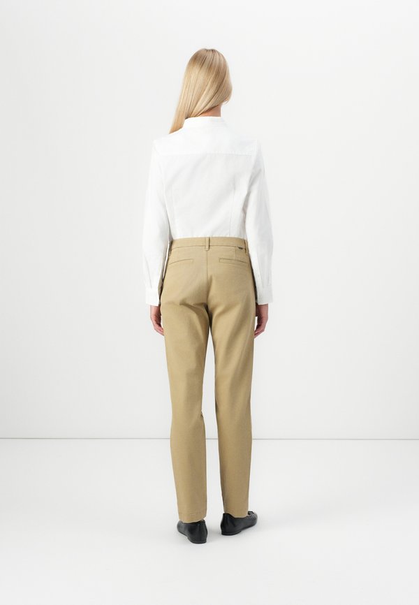 DOCKERS WEEKEND CHINO SLIM ANKLE