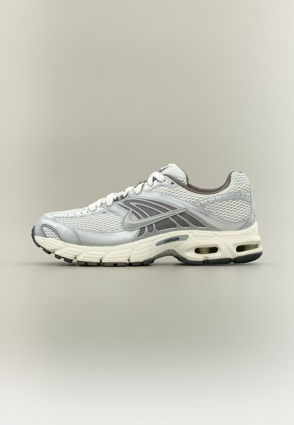 Nike Sportswear AIR MAX MOTO UNISEX - Trainers - platinum-coloured tint/metallic silver-coloured/sail/anthracite/cave stone