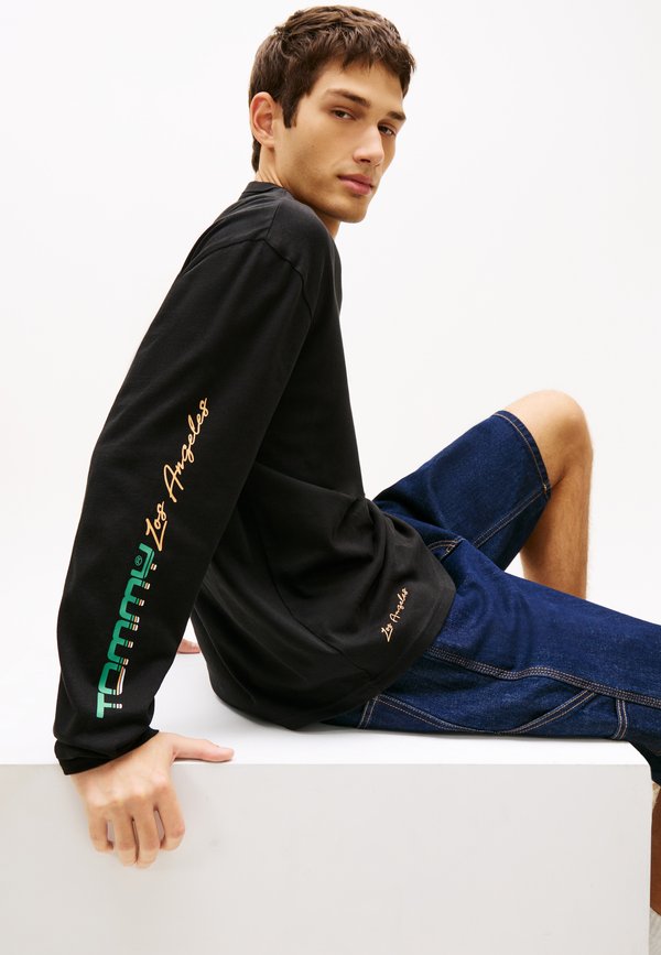 Tommy Jeans PATCH POCKET RELAXED LONG SLEEVE T-SHIRT