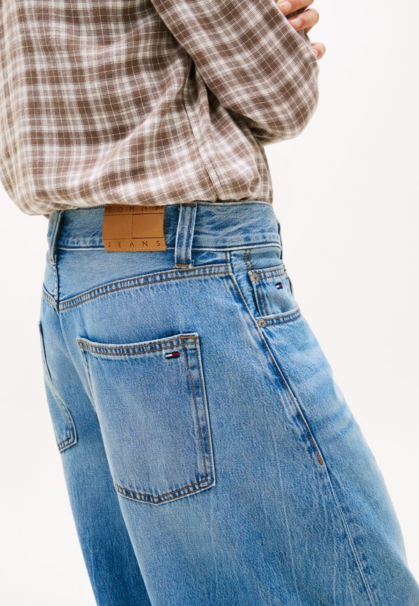 Tommy Jeans TWISTED SEAM LOOSE BARREL LEG JEANS