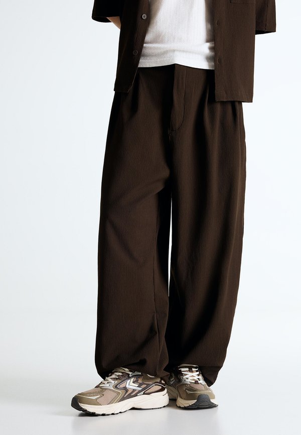 Bershka PLEATED SUPER BAGGY - Trousers - brown