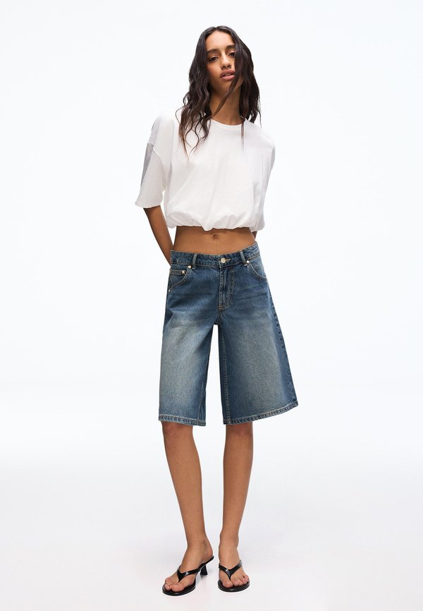 Bershka BAGGY  - BERMUDA JORTS   - Denim shorts - dark blue