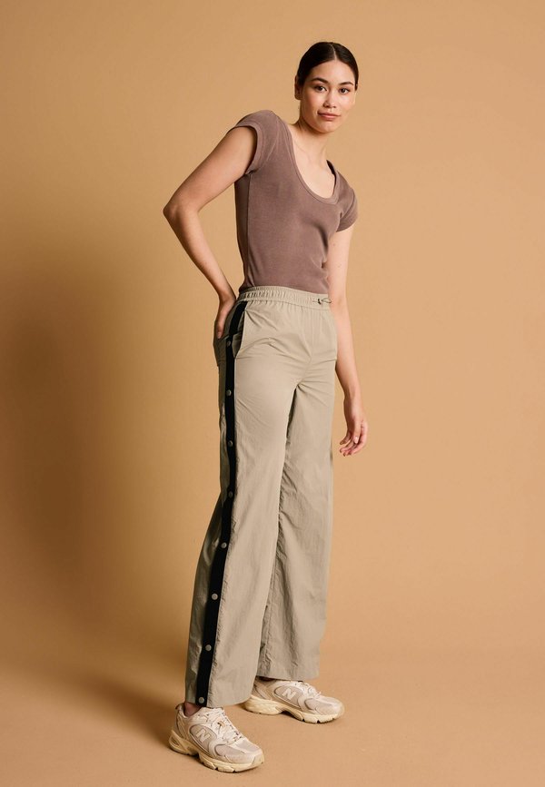 Next  SIDE - REGULAR FIT