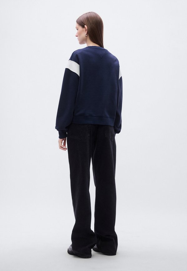 Tommy Jeans CONTRAST LOGO EMBROIDERY BOXY SWEATSHIRT