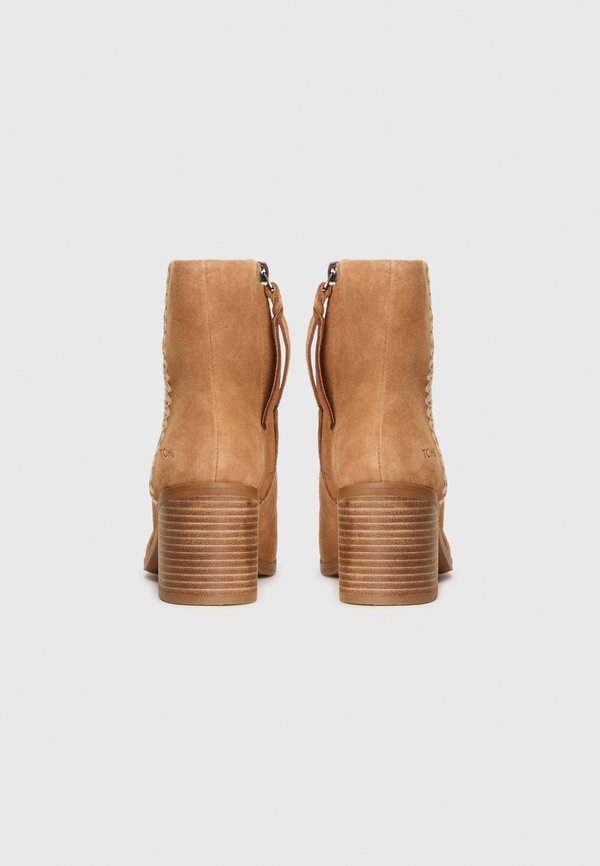 TOMS EVELYN