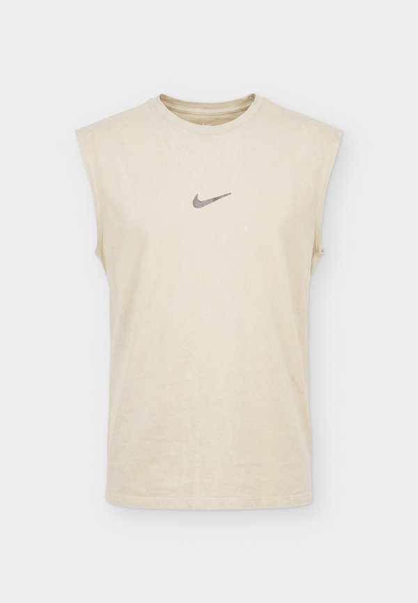 Nike Performance TEE TRAIN - Print T-shirt - desert khaki