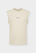 Nike Performance TEE TRAIN - Print T-shirt - desert khaki