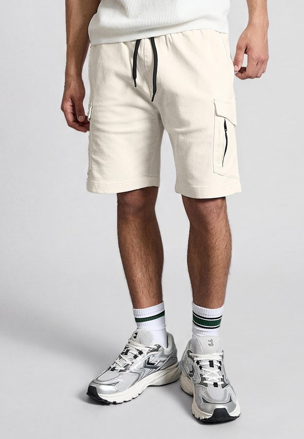 Bershka CARGO - SHORTS - Shorts - white