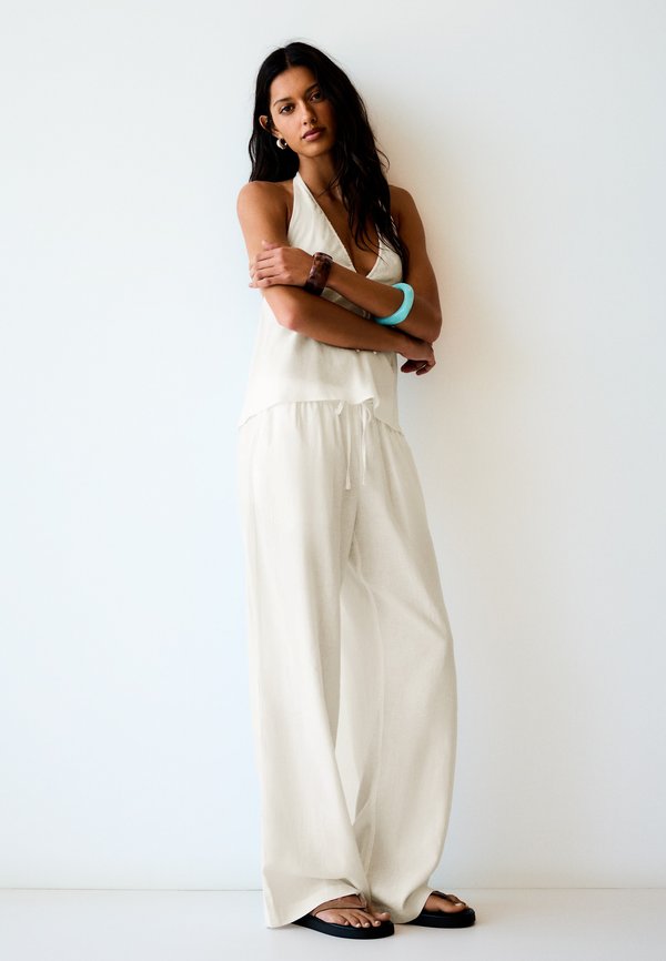 Bershka Trousers - white