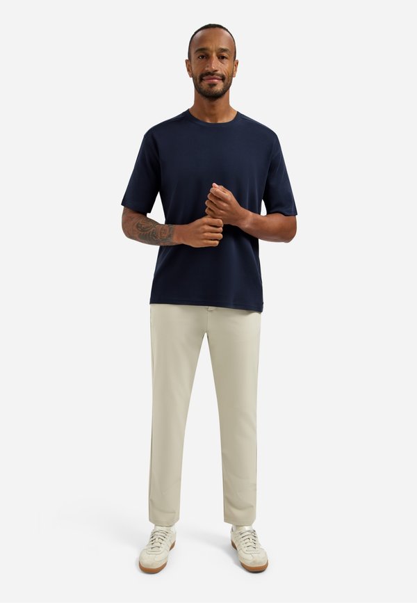NO EXCESS INTERLOCK WITH ROUND NECK
