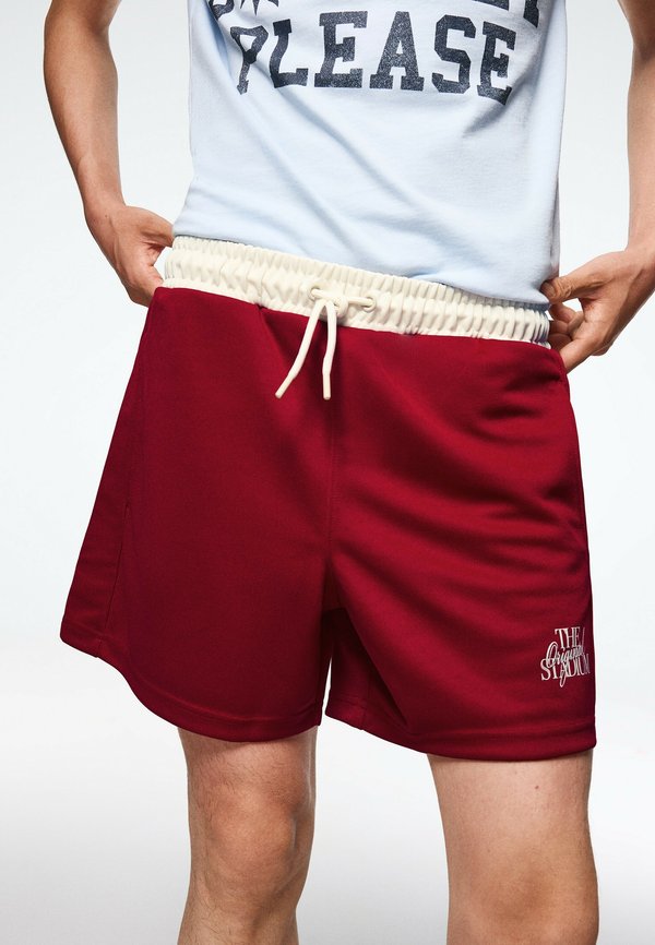 Bershka SHORT WITH PATCH - BERMUDA SHORTS - Tracksuit bottoms - dark red