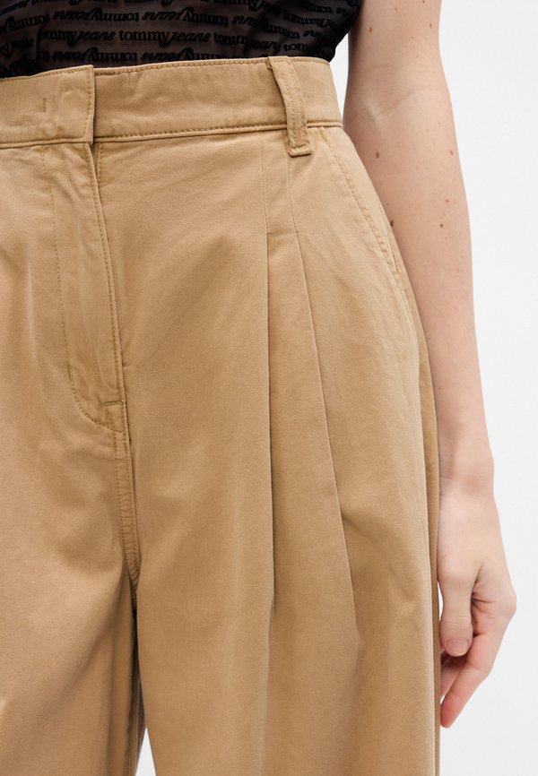 Tommy Jeans PLEATED TWILL WIDE LEG CHINOS