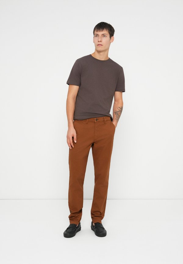 GAP ESSENTIAL SLIM FIT