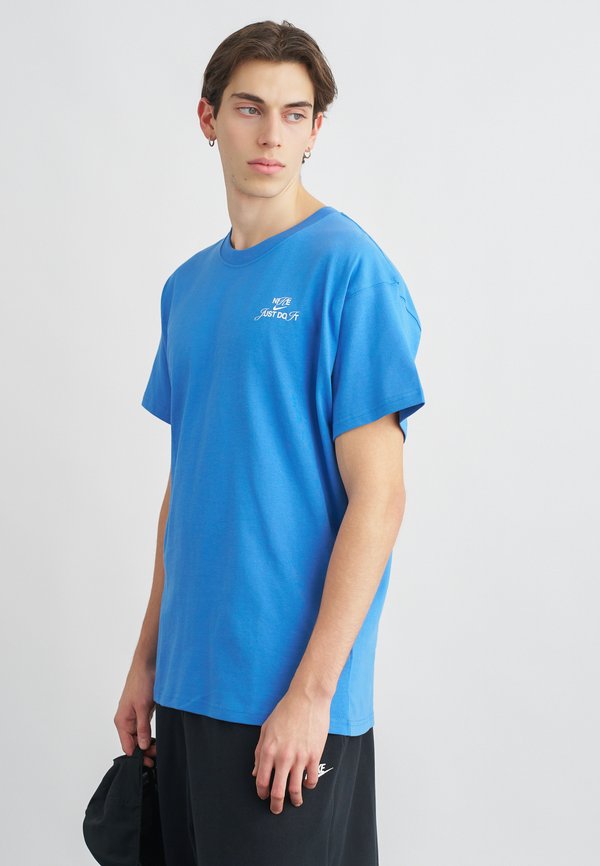 Nike Sportswear TEE - Print T-shirt - star blue